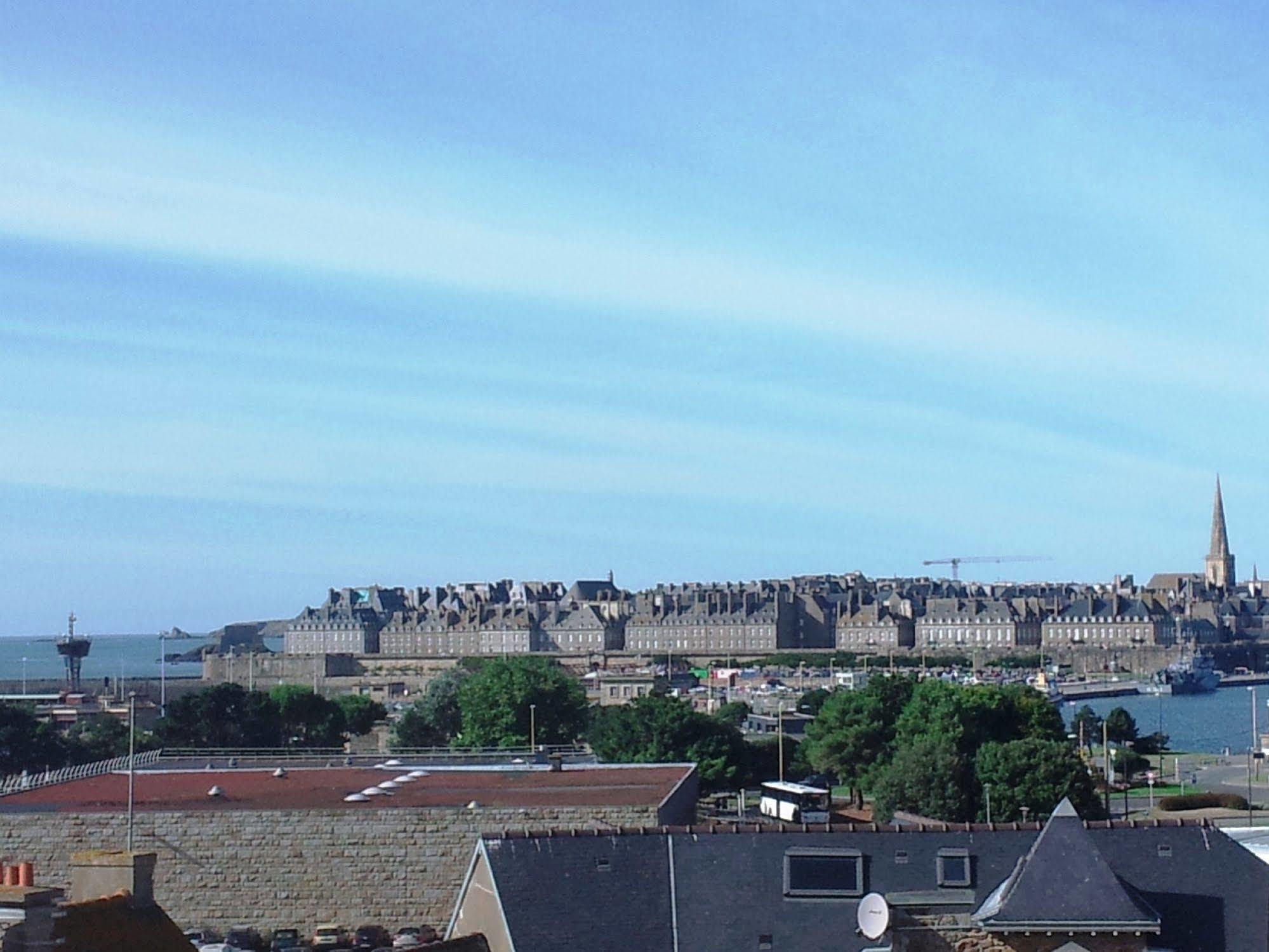 Vue Sur Et Sur Intra Muros St Malo Ferry Et Commerces à 100 M Saint-Malo