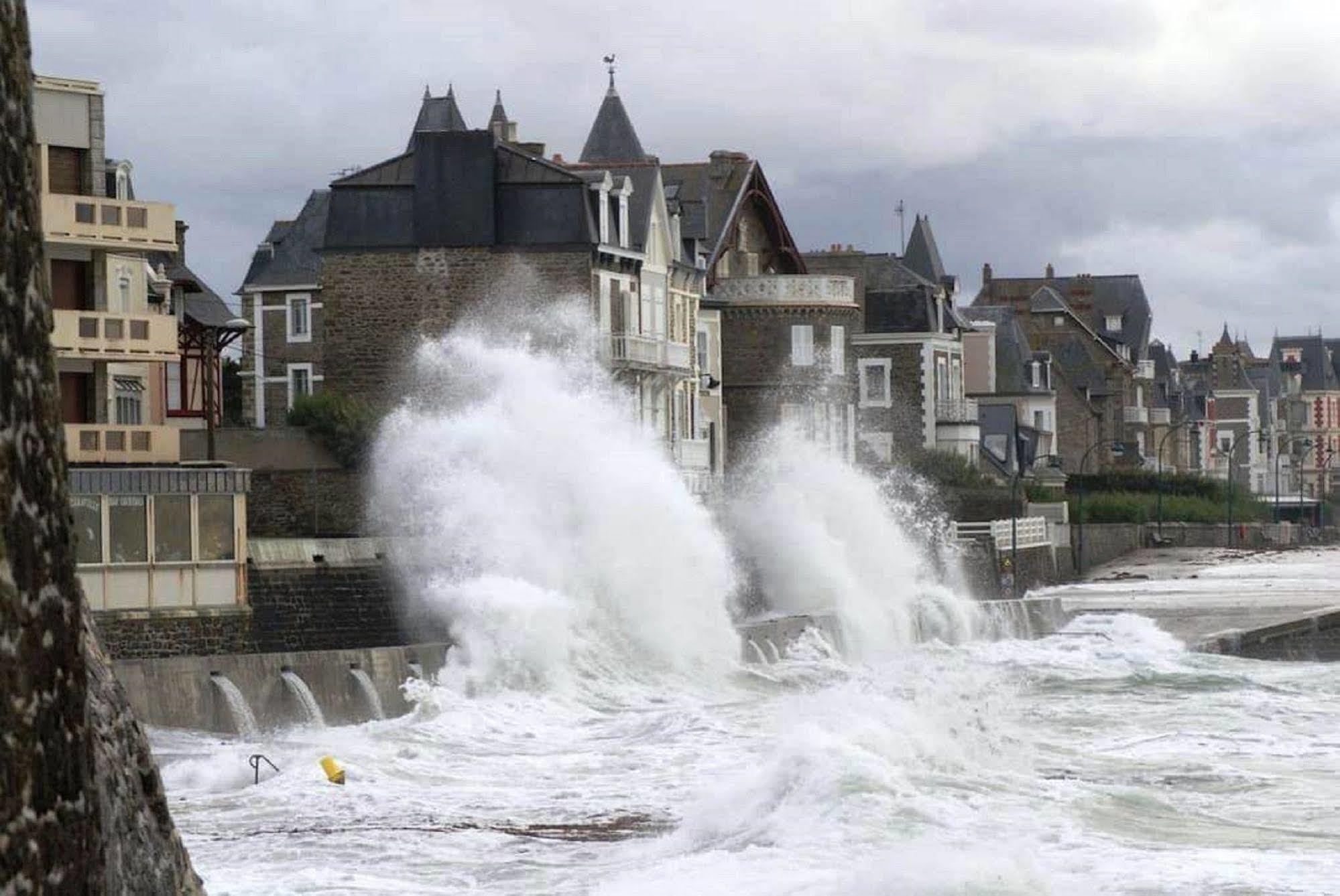 Appartement Saint Malo Vue Sur Mer Et Sur Intra Muros, Ferry, Plage Et Commerces A 50 M